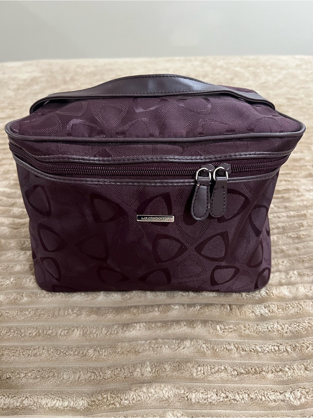 Liz Claiborne Plum Purple Geometric Pattern Cosmetic Bag / Train Case w/ Mirror